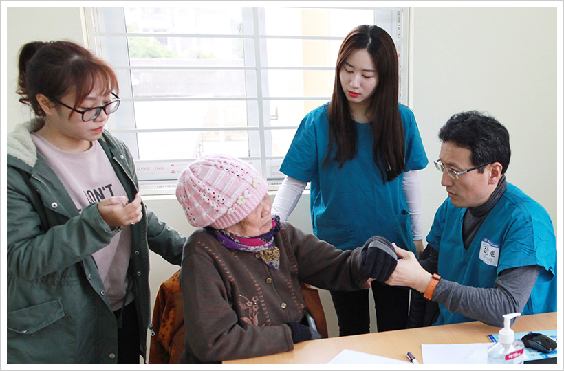 의료봉사단 캠프에서 정형외과 전인호 교수(오른쪽)가 진료하고 있는 모습.